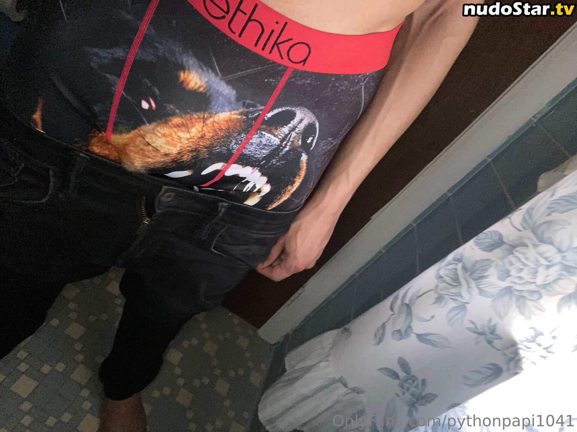pythonpaige / pythonpapi1041 Процурела Гола OnlyFans Фотографија #1